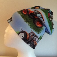 Lyseblå lue med traktorer